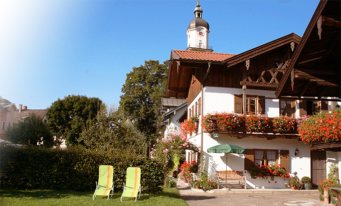 Ferienwohnungen am Großhuberhof mit Balkonen und Liegewiese am Haus