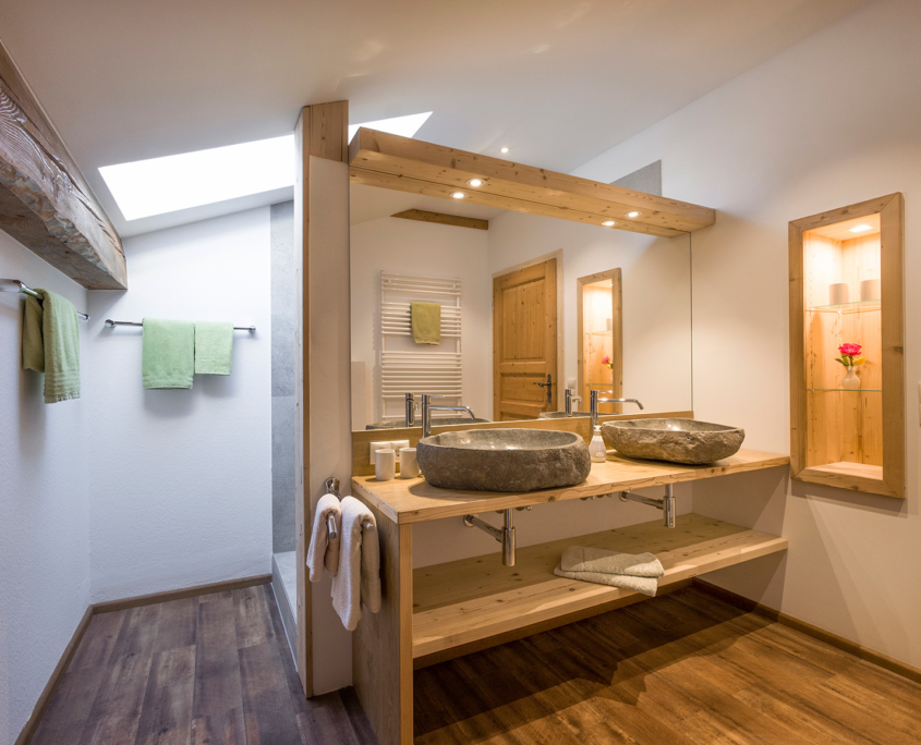 Blick in das Badezimmer der 4-Sterne Ferienwohnung am Großhuberhof in Oberbayern